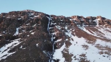 Büyük kış su hava görünümünü düşmek dağlarda gündüz, İzlanda 