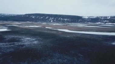 Büyük dağlar ve sırtlar yansımaları, İzlanda ile kışın havadan görünümü 