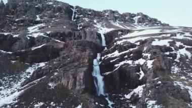 Büyük kış su hava görünümünü düşmek dağlarda gündüz, İzlanda 