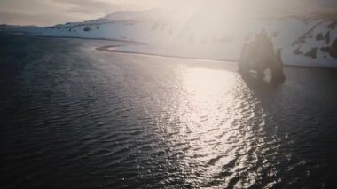 Gündüz de kış, İzlanda, Hvitserkur kaya oluşumu havadan görünümü
