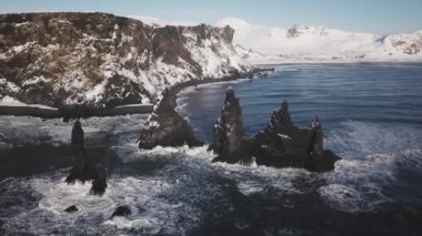 Siyah kum Beach bazalt kaya oluşumları ile havadan görünümü ayak parmakları gündüz, İzlanda troller.