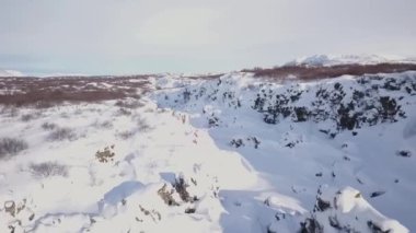 Uçan Kar yukarıda kış Rock Vadisi gündüz, İzlanda örtülü robot 