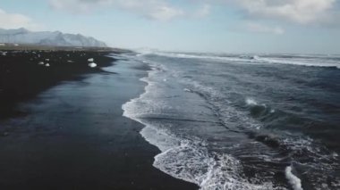 Diamond Beach gündüz, İzlanda, okyanus dalgalarının havadan görünümü 