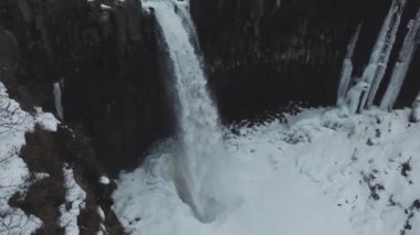 Hava görünümünü büyük lav sütun şelaleler, Svartifoss, İzlanda 