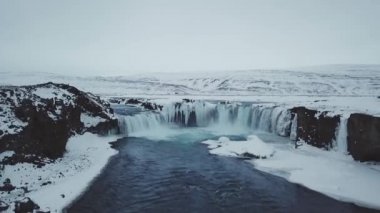Güzel kış Godafoss şelaleler gündüz, İzlanda, havadan görünümü