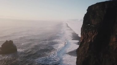 Siyah kum Beach adlı İzlanda kar açığa dev dağ Cliff hava görünümünü kaplı 