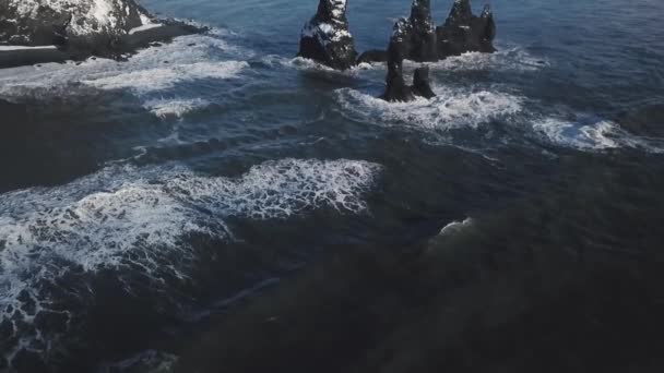 Luchtfoto Van Zwarte Zand Strand Met Basalt Rotsformaties Trolls Tenen — Stockvideo