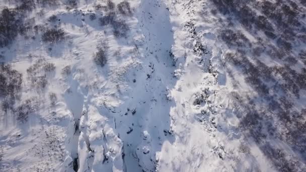 Drone Létající Nad Sníh Zahrnuty Zimní Rock Valley Dne Island — Stock video