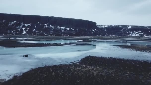 Vista Aérea Grandes Montanhas Cumes Inverno Com Reflexões Islândia — Vídeo de Stock