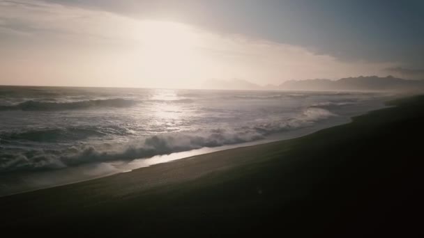 Γραφική Θέα Όμορφο Ωκεανό Μεγάλα Κύματα Στο Ηλιοβασίλεμα Ισλανδία — Αρχείο Βίντεο