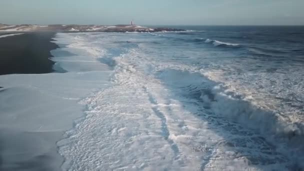 Luchtfoto Van Prachtige Oceaan Kustlijn Met Vuurtoren Overdag Ijsland — Stockvideo