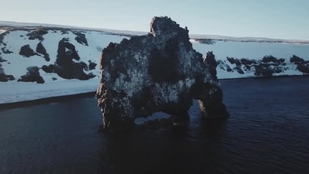 Αεροφωτογραφία Των Hvitserkur Πετρωμάτων Κατά Διάρκεια Της Ημέρας Χειμώνα Ισλανδία — Αρχείο Βίντεο