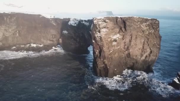 アイスランドで下の海と大きな山のアーチの航空写真 — ストック動画