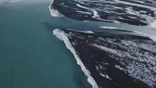 Vista Aérea Del Hermoso Lago Invierno Con Hielo Durante Día — Vídeos de Stock