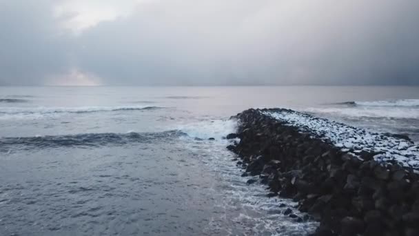 Vue Aérienne Océan Avec Masse Roche Journée Islande — Video