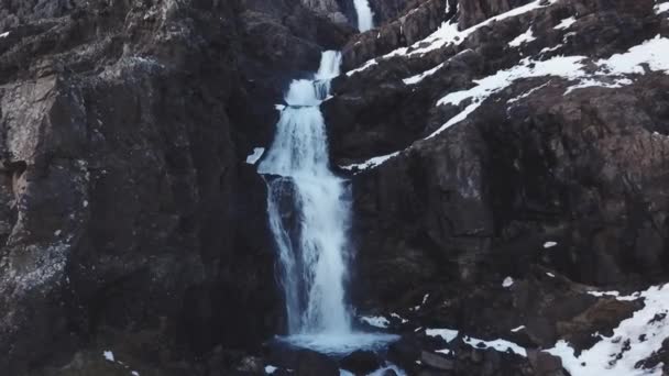 Luftaufnahme Des Großen Winterwasserfalls Den Bergen Bei Tag Island — Stockvideo
