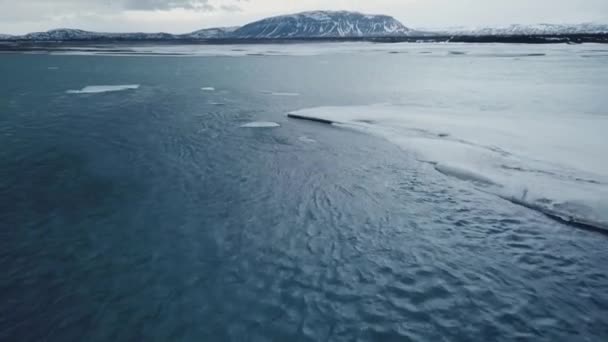 Vista Aérea Del Hermoso Lago Invierno Con Hielo Durante Día — Vídeo de stock