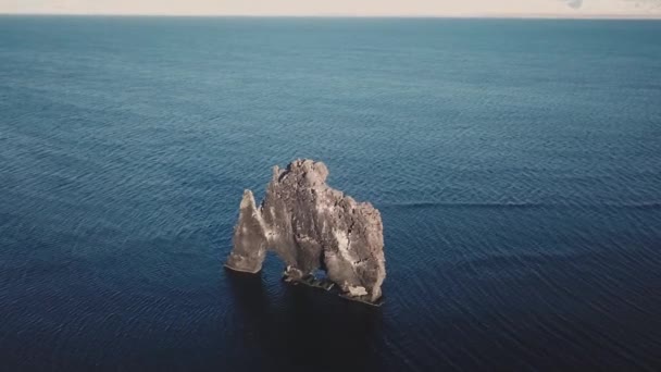 Luchtfoto Van Hvitserkur Rotsformatie Overdag Winter Ijsland — Stockvideo