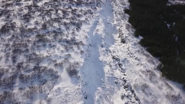 Drone Volando Sobre Nieve Cubierto Winter Rock Valley Durante Día — Vídeo de stock