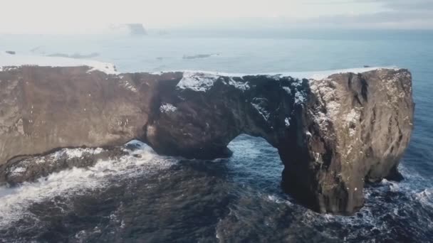 アイスランドで下の海と大きな山のアーチの航空写真 — ストック動画