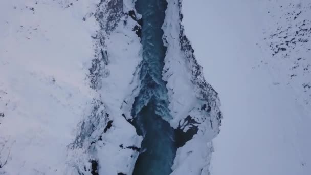 在冰岛的冬天上空鸟瞰山谷与冲水 — 图库视频影像