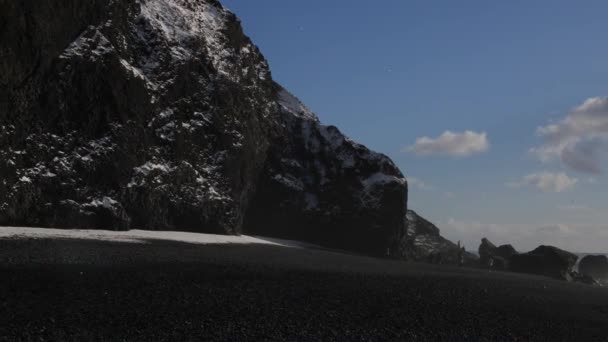 Uitzicht Zwarte Zand Strand Onthullen Basalt Rotsformaties Trolls Tenen Ijsland — Stockvideo