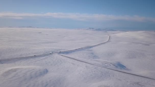 Flygfoto Över Snö Täckt Isländsk Med Bilar Köra Motorväg — Stockvideo