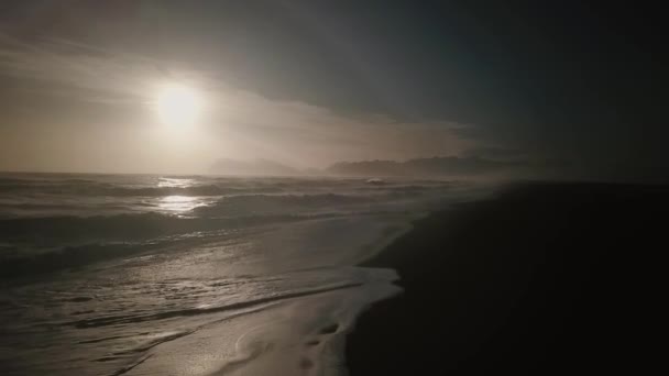 Vista Aérea Del Hermoso Océano Con Grandes Olas Atardecer Islandia — Vídeos de Stock