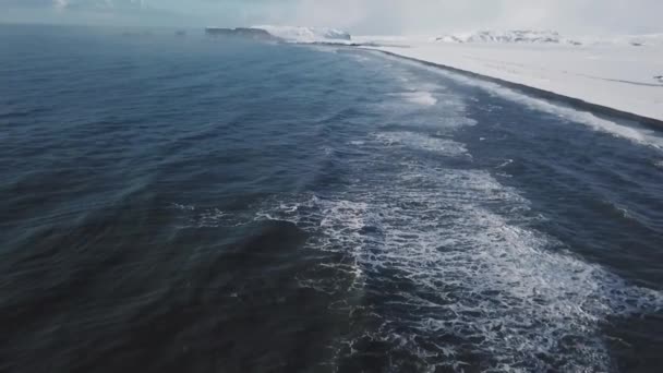 Vista Aérea Belo Oceano Praia Areia Preta Durante Inverno Islândia — Vídeo de Stock