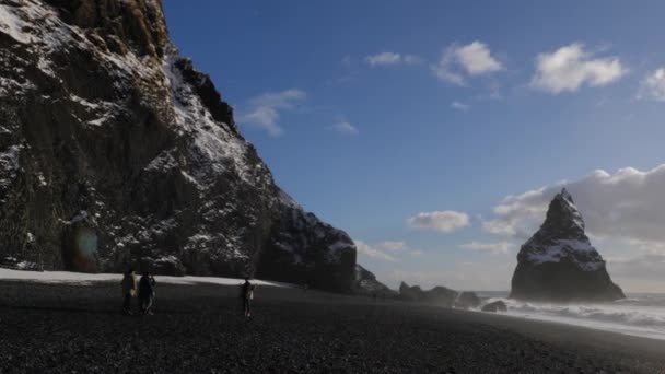 Siyah Kum Beach Görünümü Ortaya Bazalt Kaya Oluşumları Troller Ayak — Stok video
