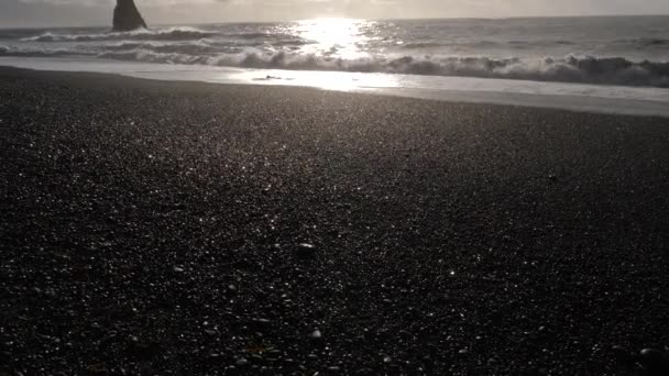 Pohled Pláže Černým Pískem Odhalit Čedičový Skalní Útvary Trolové Prsty — Stock video