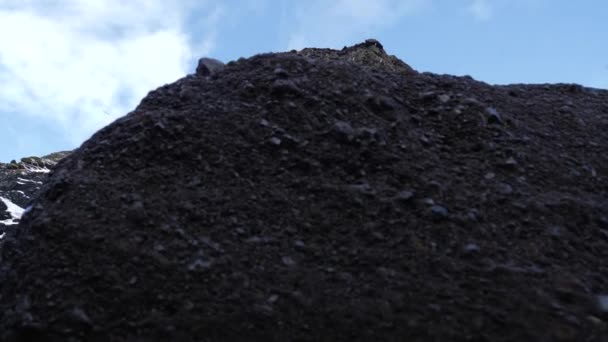 冰岛白天在黑沙上显露山的看法 — 图库视频影像