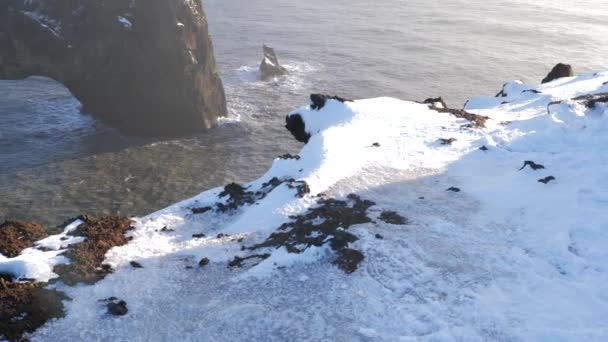 Vista Aérea Revelar Arco Gigante Roca Montaña Día Soleado Islandia — Vídeos de Stock