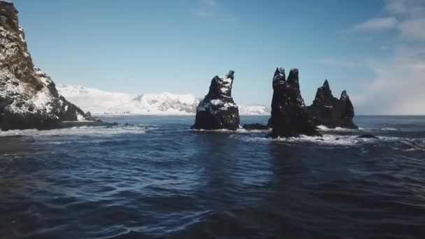 Vue Aérienne Plage Sable Noir Avec Des Formations Roche Basaltique — Video