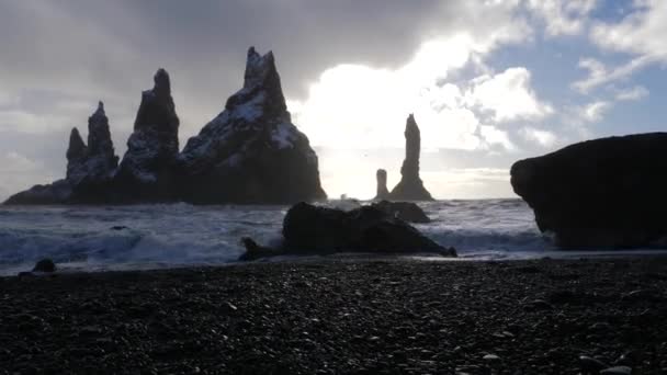 アイスランド玄武岩の岩と美しい海の空撮 — ストック動画