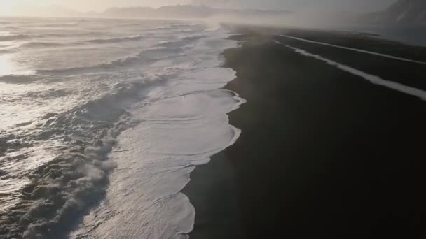 Αεροφωτογραφία Του Όμορφη Ωκεανό Μεγάλα Κύματα Στο Ηλιοβασίλεμα Ισλανδία — Αρχείο Βίντεο