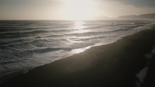 Αεροφωτογραφία Του Όμορφη Ωκεανό Μεγάλα Κύματα Στο Ηλιοβασίλεμα Ισλανδία — Αρχείο Βίντεο