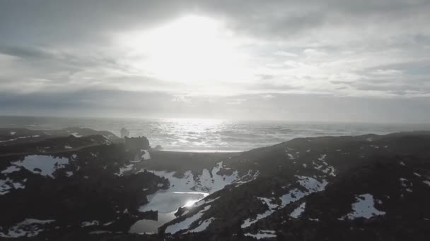 Luftaufnahme Der Küste Des Djupalonsandur Ozeans Bei Tag Island — Stockvideo