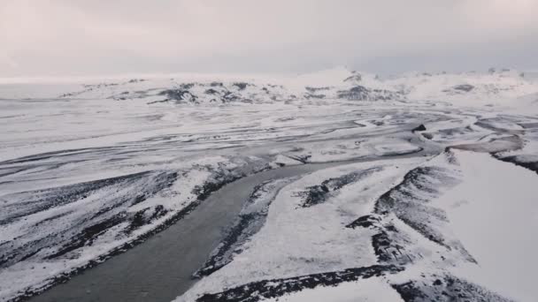Letecký Pohled Sněhu Islandu Dlouhou Tekoucí Řeka Zimě Islandu — Stock video