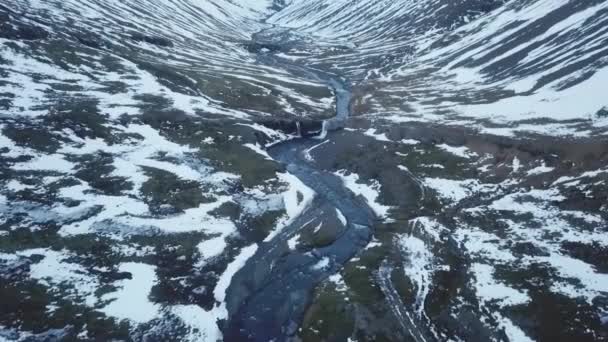 Luchtfoto Van Grote Vallei Tussen Bergen Rivier Overdag Winter Ijsland — Stockvideo