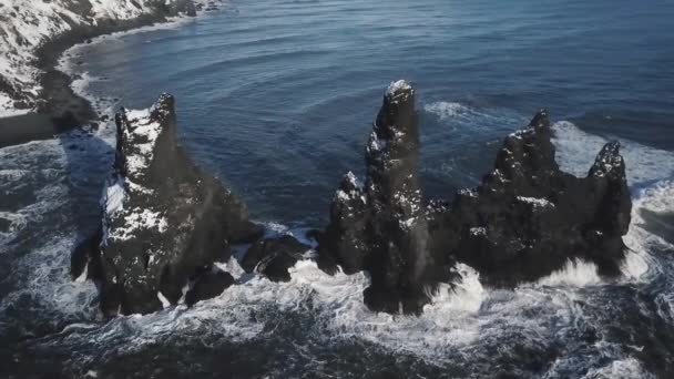 Vista Aérea Playa Arena Negra Con Formaciones Roca Basáltica Trolls — Vídeos de Stock