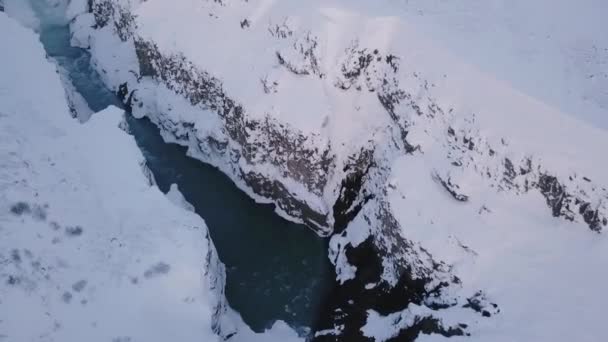 Luchtfoto Boven Vallei Met Haasten Water Winter Ijsland — Stockvideo