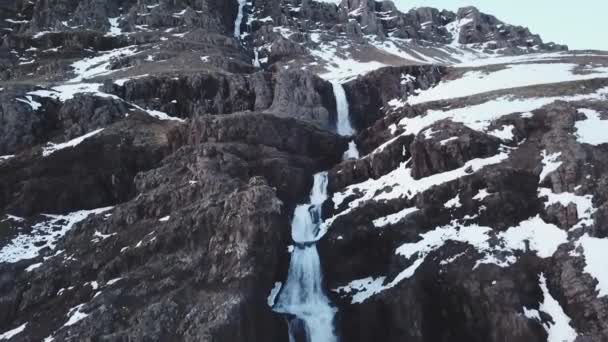 Luftaufnahme Des Großen Winterwasserfalls Den Bergen Bei Tag Island — Stockvideo