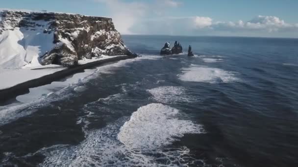Veduta Aerea Della Spiaggia Sabbia Nera Con Formazioni Rocciose Basalto — Video Stock