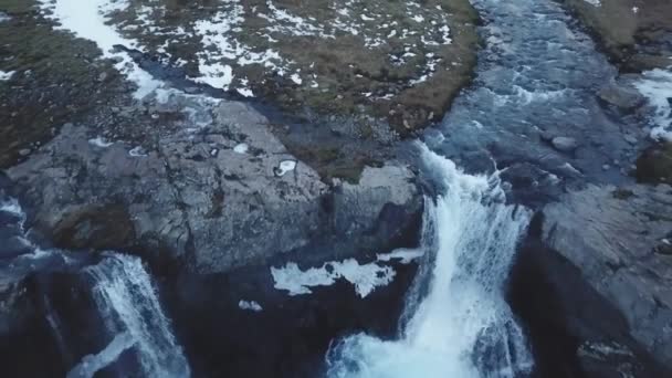Vue Aérienne D'une Grande Vallée Entre Les Montagnes Et Une Petite Chute D'eau De Jour, Islande 