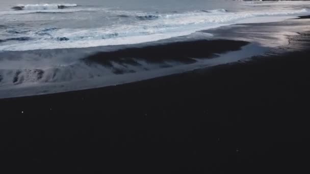 Légi Felvétel Gyönyörű Óceán Bazalt Sziklaalakzatok Nappali Izland — Stock videók