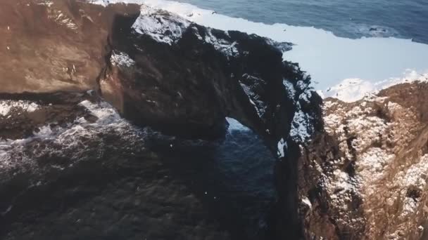 Luchtfoto Van Grote Berg Boog Met Oceaan Onder Overdag Ijsland — Stockvideo