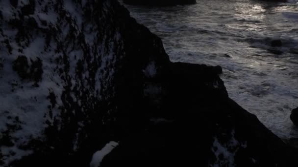 Vista Della Spiaggia Sabbia Nera Formazioni Rocciose Basalto Troll Dita — Video Stock