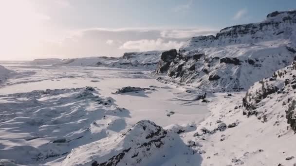 Воздушный Вид Замёрзшего Озера Дне Ледника Горами Зимой Исландии — стоковое видео