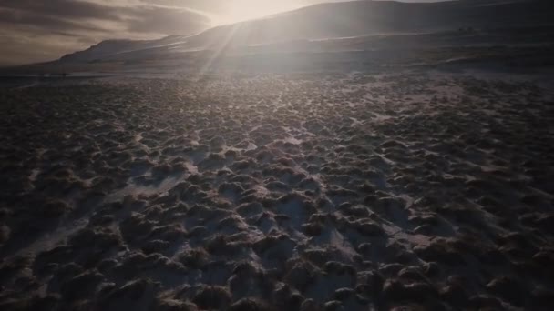 Luftaufnahme Des Schnee Und Moosbedeckten Berges Bei Tag Winter Island — Stockvideo